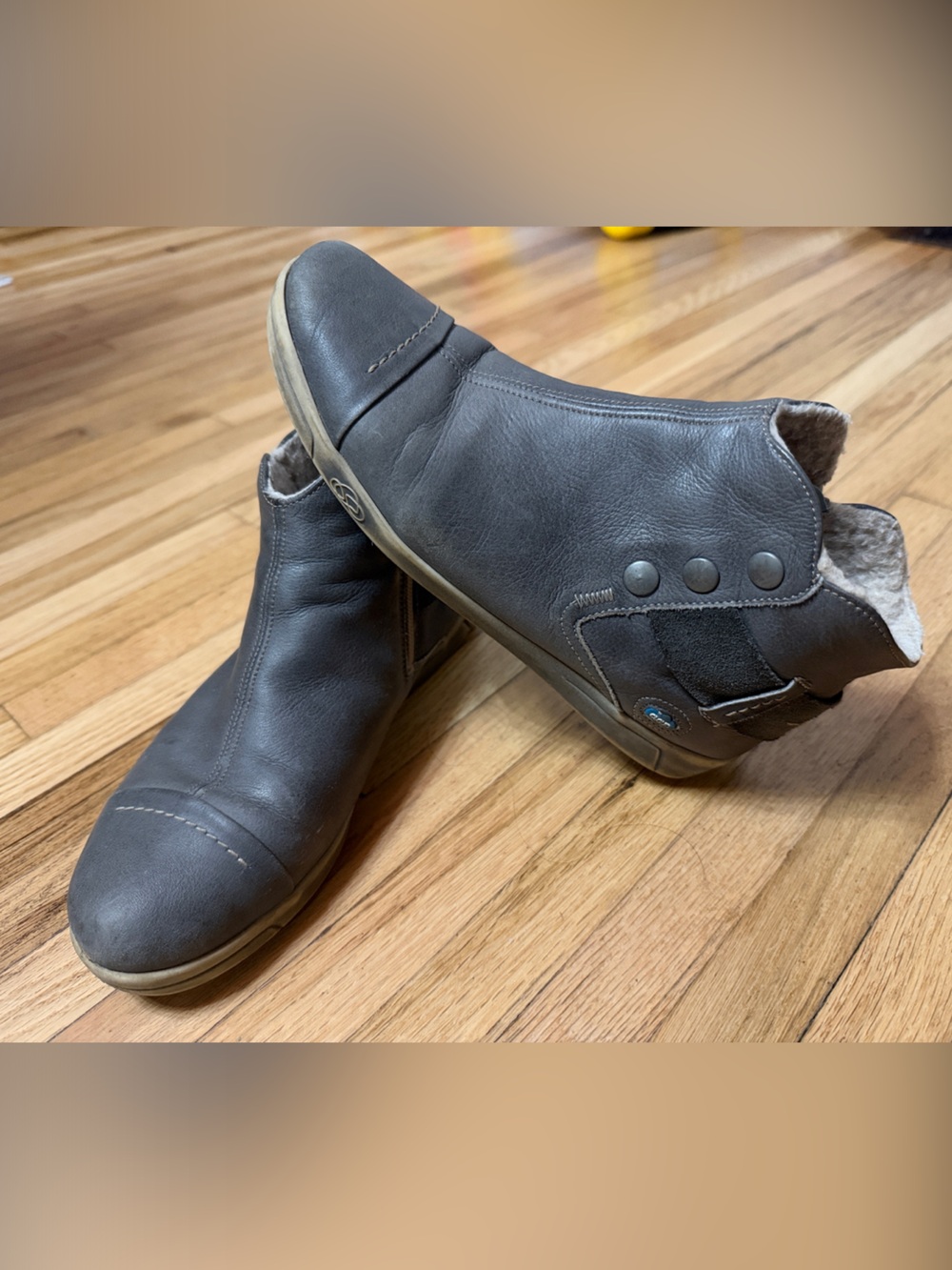 Cloud Aline Gray Leather Slip-On Ankle Boots
